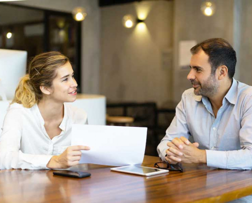 Two people talking. Vaina, the most used and versatile Colombian word