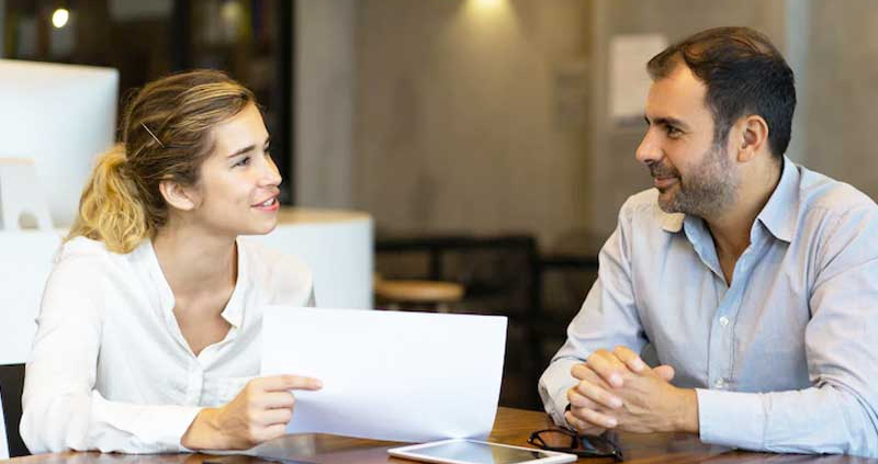 Two people talking. Vaina, the most used and versatile Colombian word