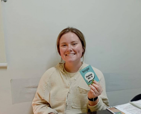 A smiling student learning Colombian Spanish at a Spanish school in Bogotá during a beginner Spanish class