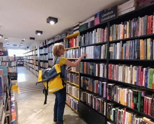Spanish student browsing books in a bookstore in Bogotá