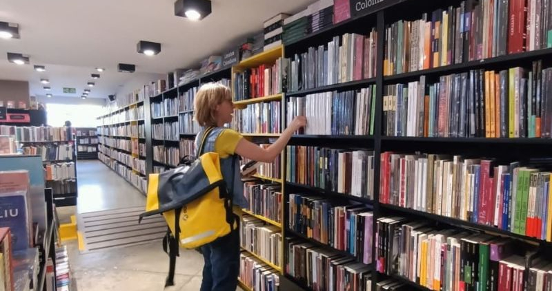 Spanish student browsing books in a bookstore in Bogotá